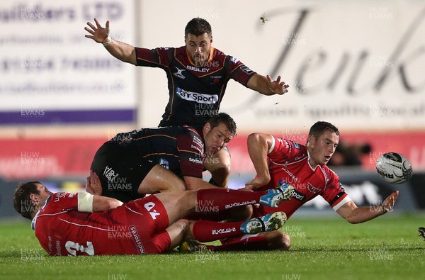 301015 - Scarlets v Newport Gwent Dragons - Guinness PRO12 - Steven Shingler of Scarlets grapples for the ball with Adam Warren of Newport Gwent Dragons