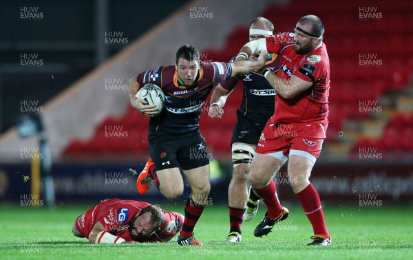 301015 - Scarlets v Newport Gwent Dragons - Guinness PRO12 - Adam Warren of Newport Gwent Dragons charges past Phil John and Peter Edwards of Scarlets