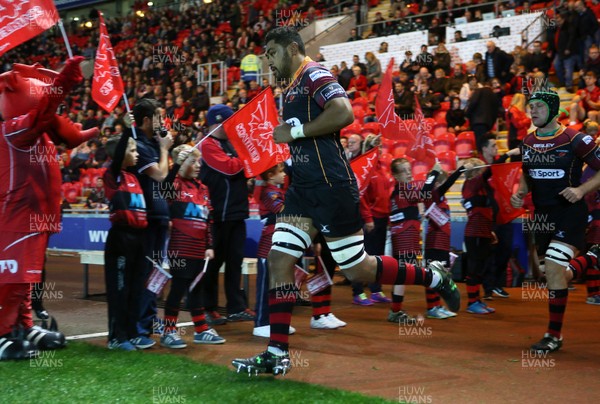 301015 - Scarlets v Newport Gwent Dragons - Guinness PRO12 - Taulupe Faletau of Newport Gwent Dragons enters the stadium