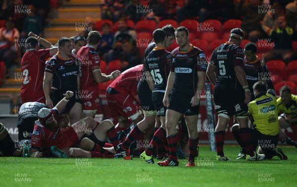 301015 - Scarlets v Newport Gwent Dragons - Guinness PRO12 - Scarlets push over to score a try