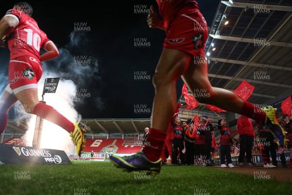 301015 - Scarlets v Newport Gwent Dragons - Guinness PRO12 - Players enter the field