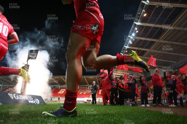 301015 - Scarlets v Newport Gwent Dragons - Guinness PRO12 - Players enter the field