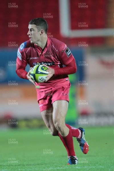 071114 - Scarlets v Northampton Saints - LV= CupSteve Shingler looks for support(c) Huw Evans Picture Agency