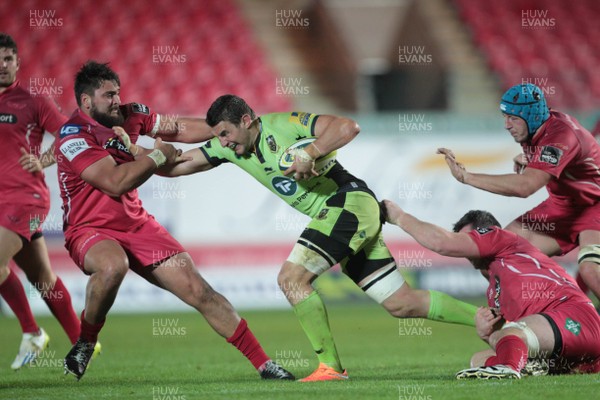 071114 - Scarlets v Northampton Saints - LV= CupSaints Phil Dowson hands off Rory Pitman(c) Huw Evans Picture Agency