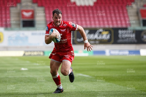 040921 - Scarlets v Nottingham - Preseason Friendly - Ryan Conbeer of Scarlets races for the line to score a try