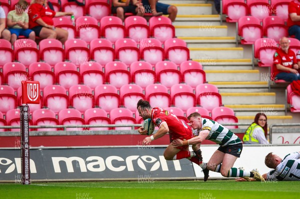 040921 - Scarlets v Nottingham - Preseason Friendly - Ryan Conbeer of Scarlets goes over for a try