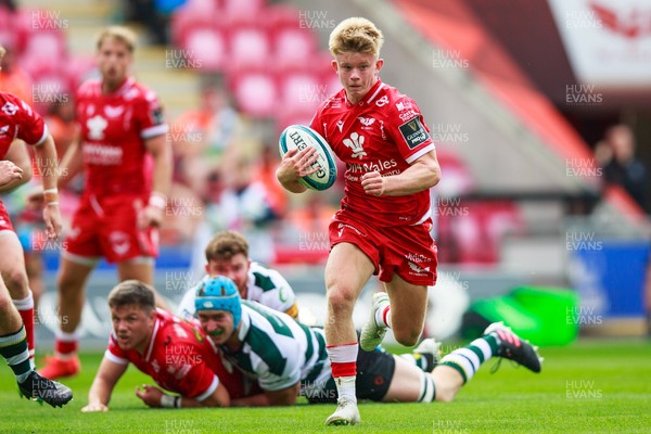 040921 - Scarlets v Nottingham - Preseason Friendly - Archie Hughes of Scarlets on his way to scoring his second try