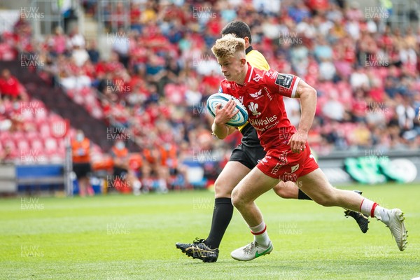 040921 - Scarlets v Nottingham - Preseason Friendly - Archie Hughes of Scarlets on his way to scoring a try