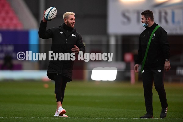 010122 - Scarlets v Ospreys - United Rugby Championship - Rhys Webb of the Ospreys arrives prior to kick off 