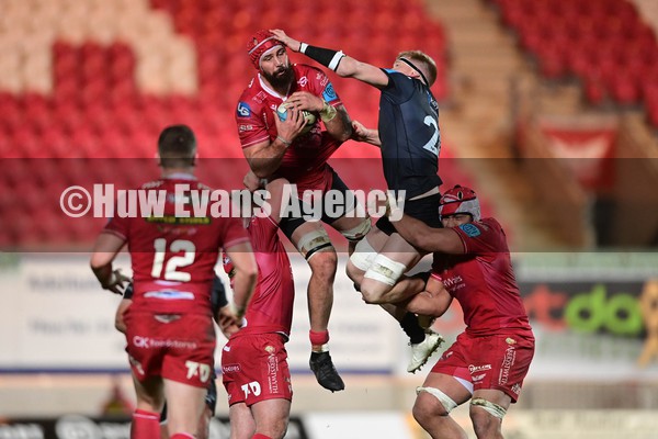 010122 - Scarlets v Ospreys - United Rugby Championship - Blade Thomson of the Scarlets  under pressure from Sam Cross of the Ospreys  