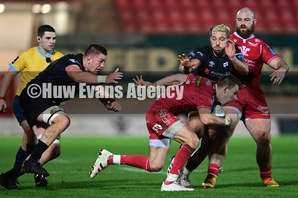 010122 - Scarlets v Ospreys - United Rugby Championship - Liam Williams of the Scarlets under pressure from Rhys Webb of the Ospreys   