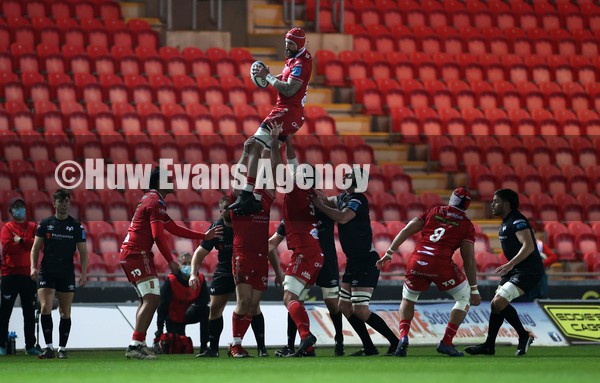 010122 - Scarlets v Ospreys - United Rugby Championship - Blade Thomson of Scarlets wins the line out