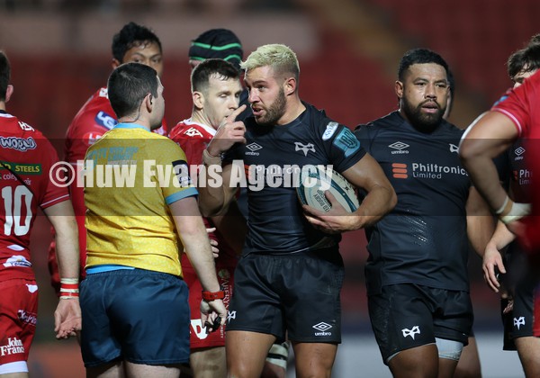 010122 - Scarlets v Ospreys - United Rugby Championship - Rhys Webb of Ospreys points to his eye to Referee Adam Jones after scoring a try