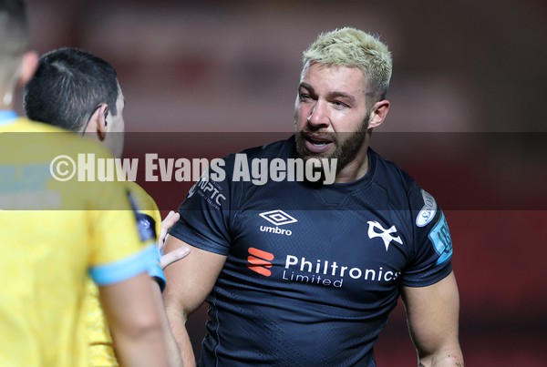 010122 - Scarlets v Ospreys - United Rugby Championship - Rhys Webb of Ospreys talks to Referee Adam Jones after point to his eye after scoring a try in the first half