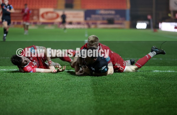 010122 - Scarlets v Ospreys - United Rugby Championship - Luke Morgan of Ospreys beats Dan Jones and Johnny McNicholl of Scarlets to the ball to score a try