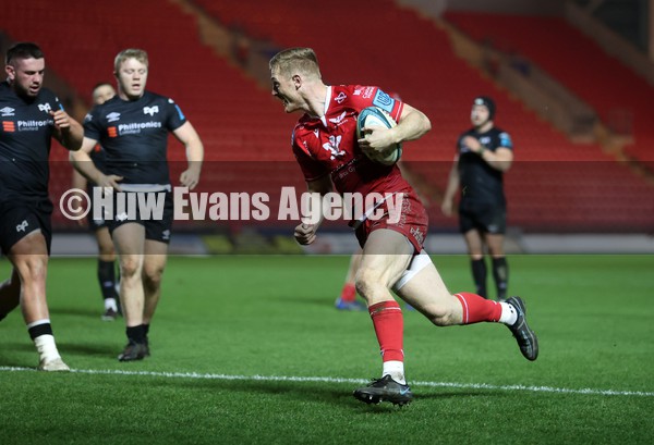 010122 - Scarlets v Ospreys - United Rugby Championship - Johnny McNicholl of Scarlets runs in to score a try