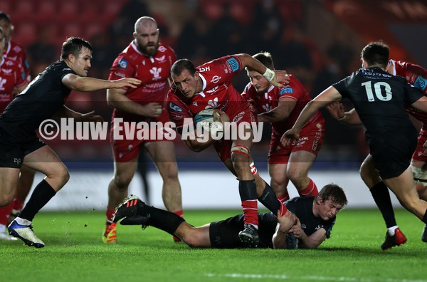 010122 - Scarlets v Ospreys - United Rugby Championship - Aaron Shingler of Scarlets gets past the tackle of Jac Morgan of Ospreys