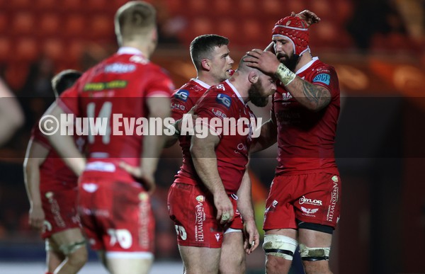 010122 - Scarlets v Ospreys - United Rugby Championship - Scott Williams of Scarlets celebrates the win with team mates