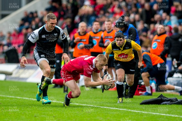 061018 - Scarlets v Ospreys, Guinness PRO14 - Johnny McNicholl of Scarlets is watched closely by George North of Ospreys 