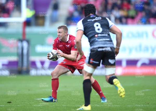 061018 - Scarlets v Ospreys - Guinness PRO14 - Hadleigh Parkes of Scarlets looks for space