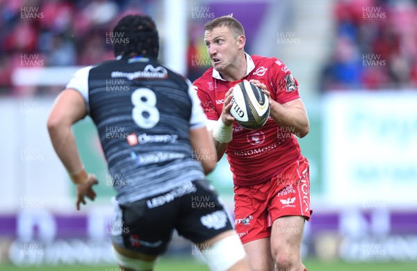 061018 - Scarlets v Ospreys - Guinness PRO14 - Hadleigh Parkes of Scarlets looks for space