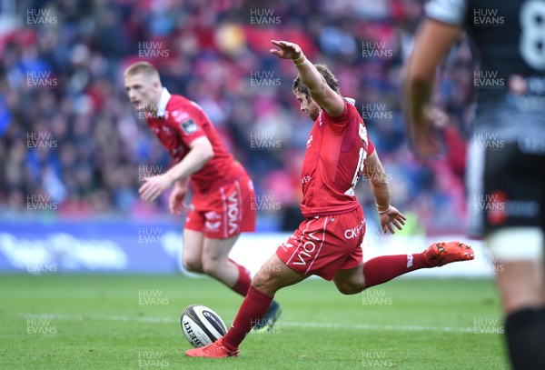 061018 - Scarlets v Ospreys - Guinness PRO14 - Leigh Halfpenny of Scarlets kicks at goal