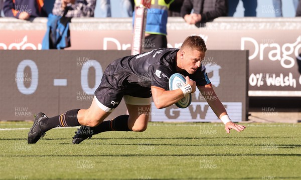 170922 - Scarlets v Ospreys, United Rugby Championship - Gareth Anscombe of Ospreys races in to score the opening try of the match