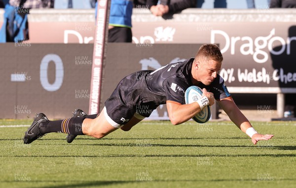 170922 - Scarlets v Ospreys, United Rugby Championship - Gareth Anscombe of Ospreys races in to score the opening try of the match