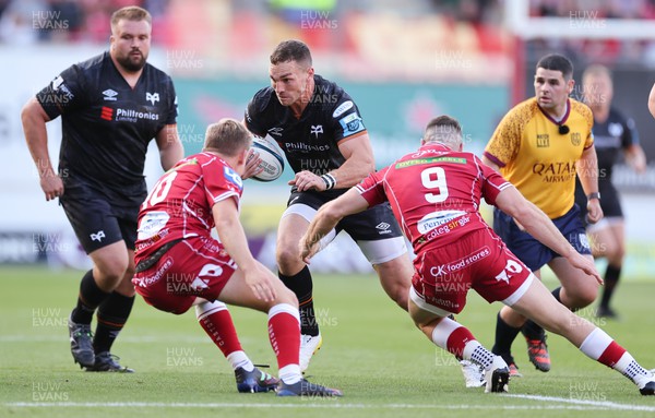 170922 - Scarlets v Ospreys, United Rugby Championship - George North of Ospreys takes on Sam Costelow of Scarlets and Gareth Davies of Scarlets