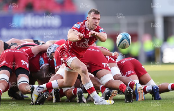 170922 - Scarlets v Ospreys, United Rugby Championship - Gareth Davies of Scarlets feeds the ball out