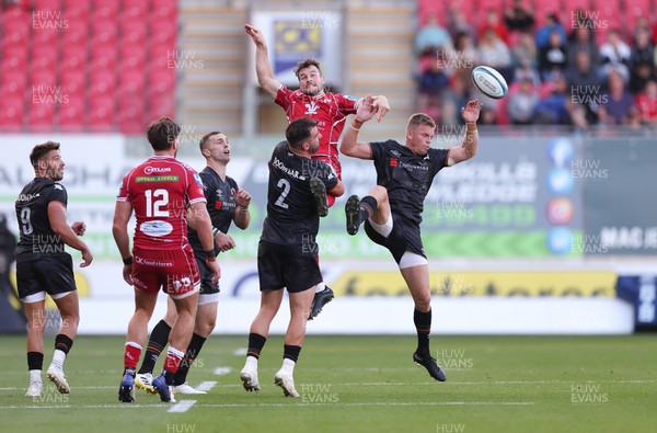 170922 - Scarlets v Ospreys, United Rugby Championship - Gareth Anscombe of Ospreys and Ryan Conbeer of Scarlets looks to win the ball