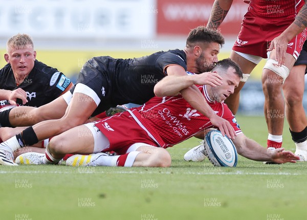 170922 - Scarlets v Ospreys, United Rugby Championship - Rhys Webb of Ospreys and Gareth Davies of Scarlets look to win the loose ball