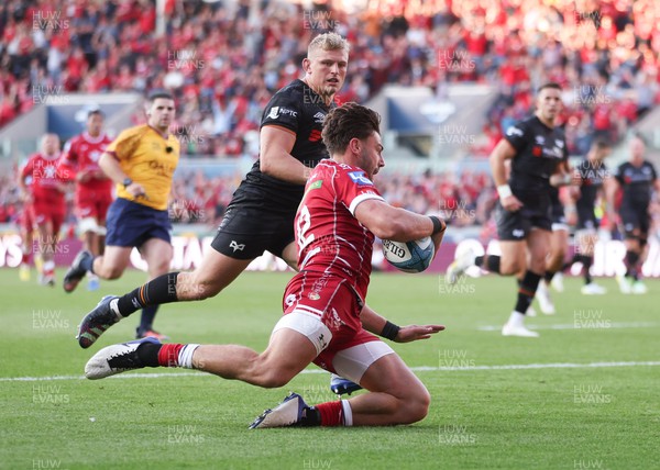 170922 - Scarlets v Ospreys, United Rugby Championship - Johnny Williams of Scarlets races in to score try