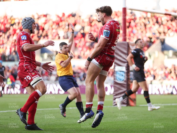 170922 - Scarlets v Ospreys, United Rugby Championship - Johnny Williams of Scarlets celebrates after he races in to score try