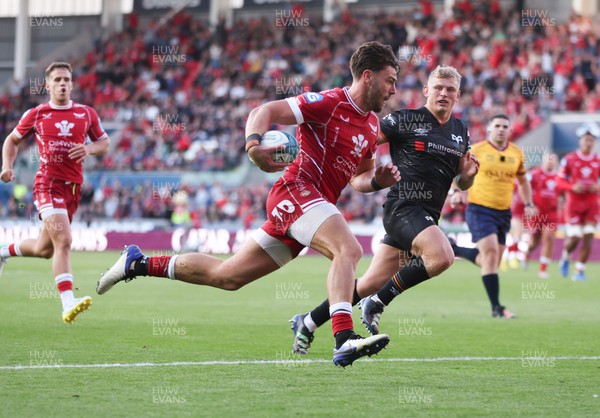 170922 - Scarlets v Ospreys, United Rugby Championship - Johnny Williams of Scarlets races in to score try