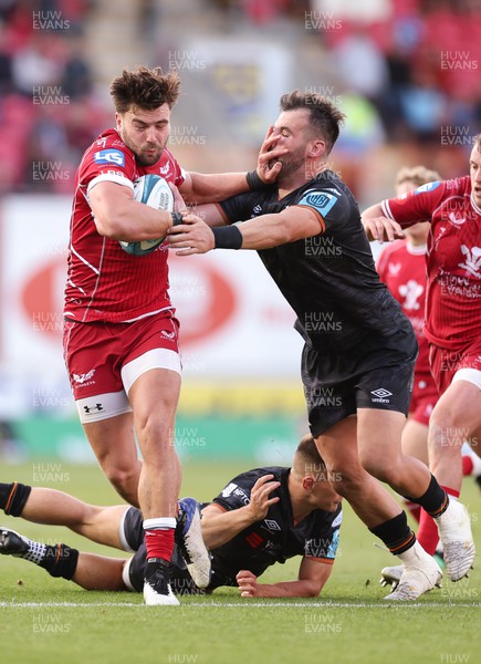 170922 - Scarlets v Ospreys, United Rugby Championship - Johnny Williams of Scarlets hands off Scott Baldwin of Ospreys as he races in to score try