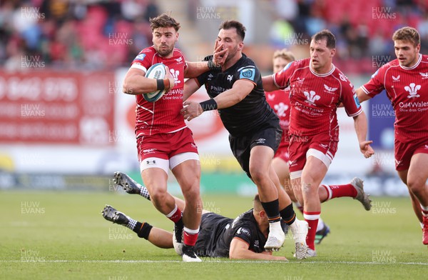 170922 - Scarlets v Ospreys, United Rugby Championship - Johnny Williams of Scarlets hands off Scott Baldwin of Ospreys as he races in to score try