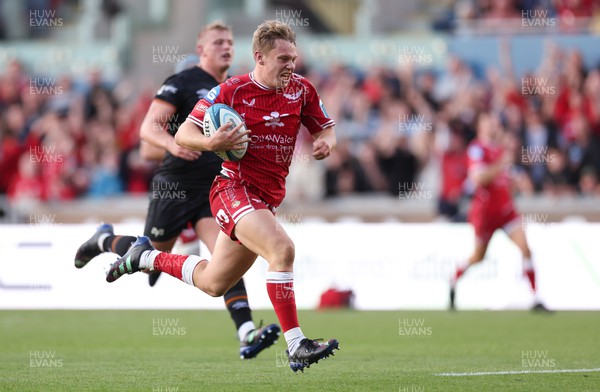170922 - Scarlets v Ospreys, United Rugby Championship - Sam Costelow of Scarlets races in to score try