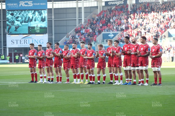 170922 - Scarlets v Ospreys - United Rugby Championship - Scarlets applaud for Phil Bennett and Eddie Butler