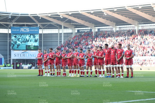 170922 - Scarlets v Ospreys - United Rugby Championship - Scarlets applaud for Phil Bennett and Eddie Butler