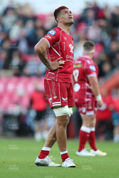 170922 - Scarlets v Ospreys - United Rugby Championship - Vaea Fifita of Scarlets watches an Ospreys penalty 
