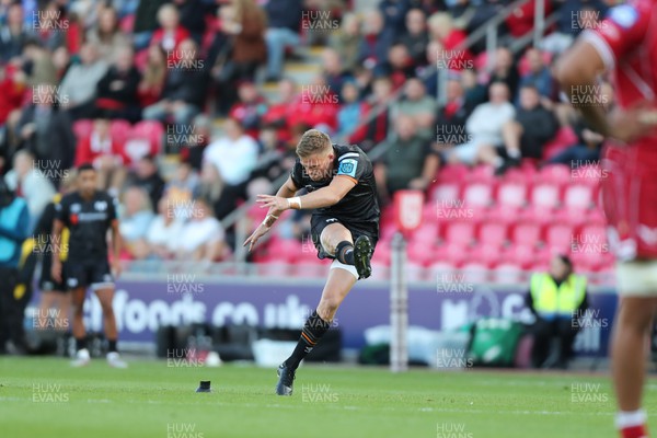 170922 - Scarlets v Ospreys - United Rugby Championship - Ospreys Gareth Anscombe kicks at goal