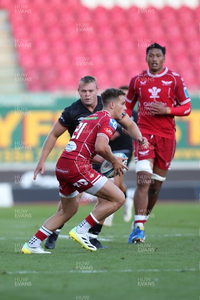 170922 - Scarlets v Ospreys - United Rugby Championship - Kieran Hardy of Scarlets looks for support