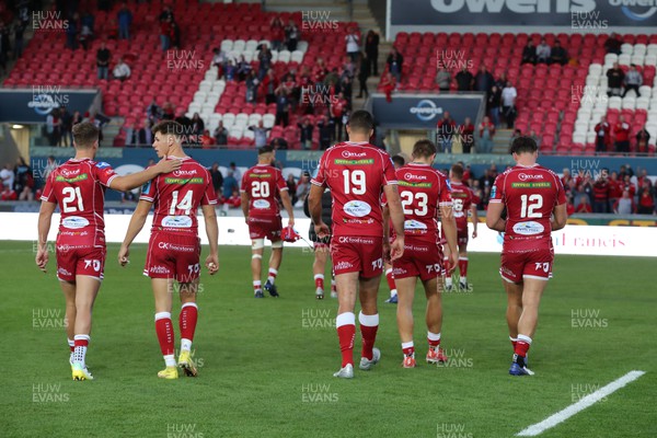 170922 - Scarlets v Ospreys - United Rugby Championship - Scarlets players walk to thank their fans at the final whistle