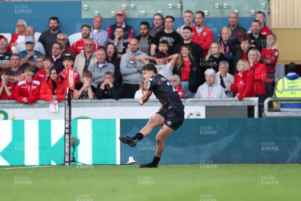 170922 - Scarlets v Ospreys - United Rugby Championship - Jack Walsh  of Ospreys converts to level the scores at the end