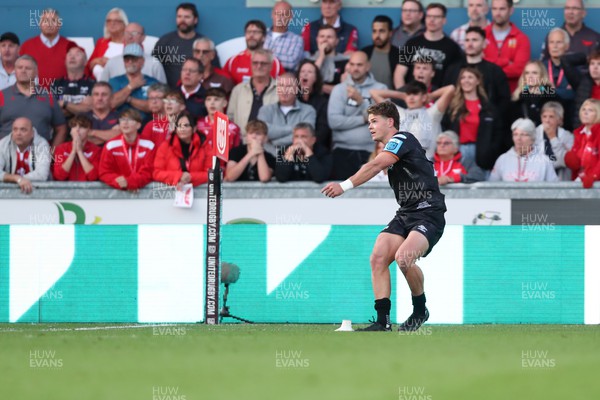 170922 - Scarlets v Ospreys - United Rugby Championship -  Jack Walsh  of Ospreys converts to level the scores at the end