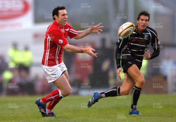 24.04.07 - Llanelli Scarlets v Ospreys - Magners League - Llanelli's Stephen Jones gets the ball past James Hook 