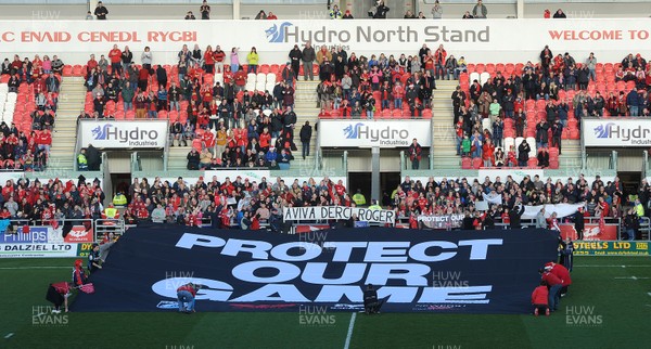 261213 - Scarlets v Ospreys - RaboDirect PRO12 -Fans protest before kick off