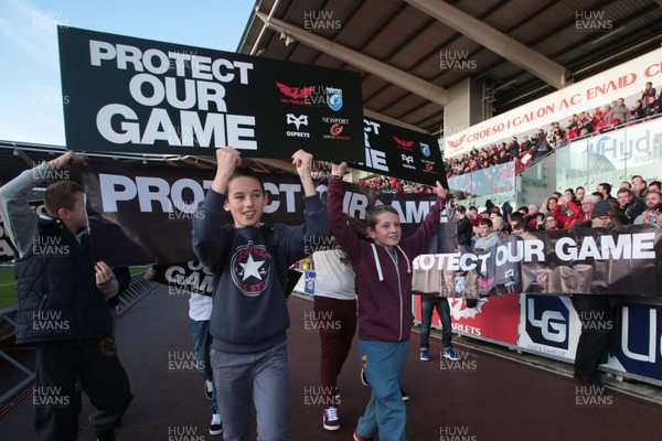 261213 - Scarlets v Ospreys - RaboDirect PRO12 -Fans protest before kick off