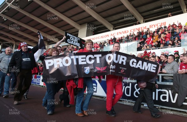 261213 - Scarlets v Ospreys - RaboDirect PRO12 -Fans protest before kick off